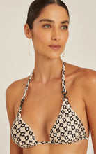 Load image into Gallery viewer, TRIANGLE DETAIL BIKINI TOP 48100320.48110379 SYMMETRY Lenny Niemeyer 25